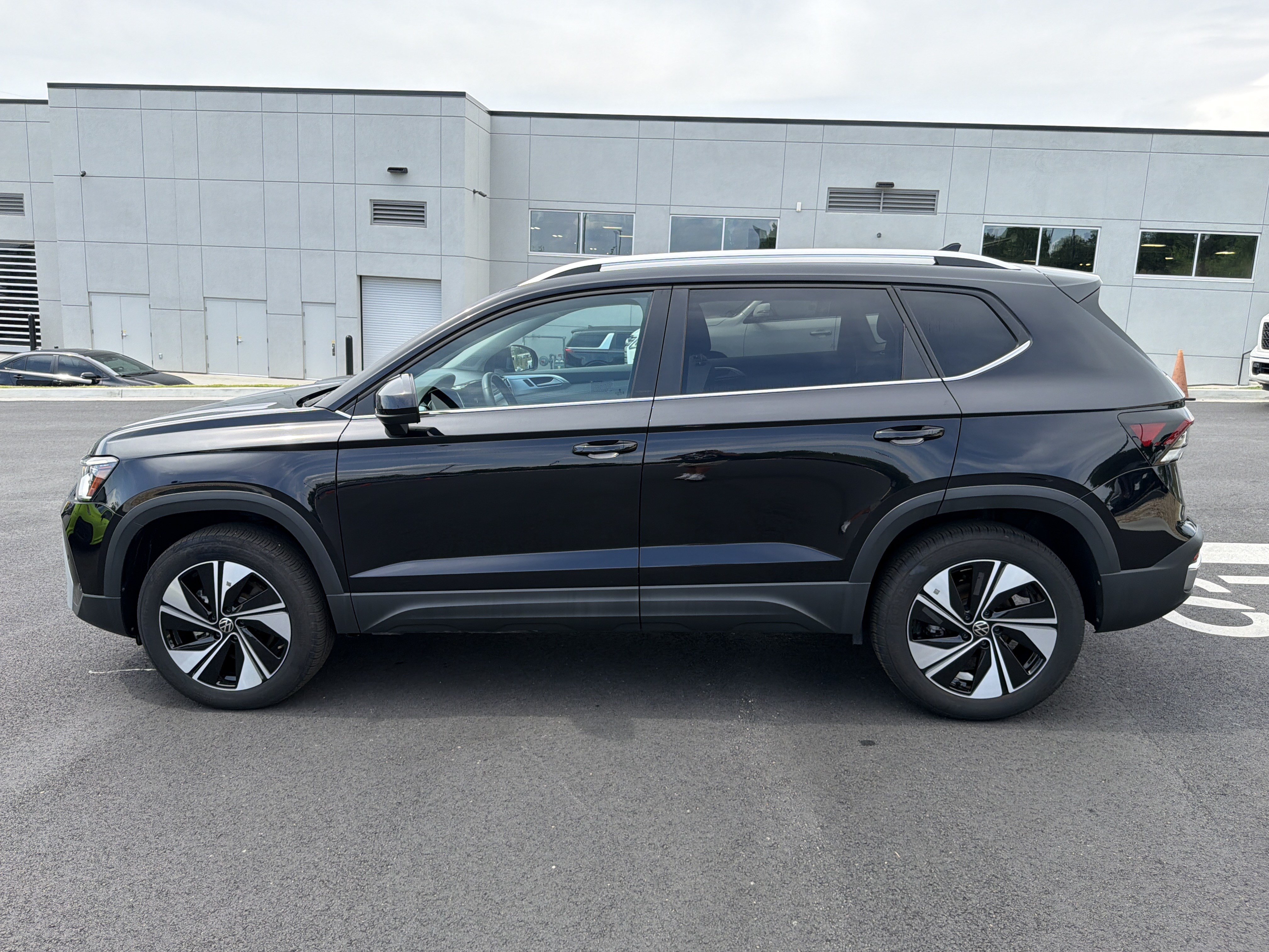 Used 2025 Volkswagen Taos SE AWD/4WD image 4