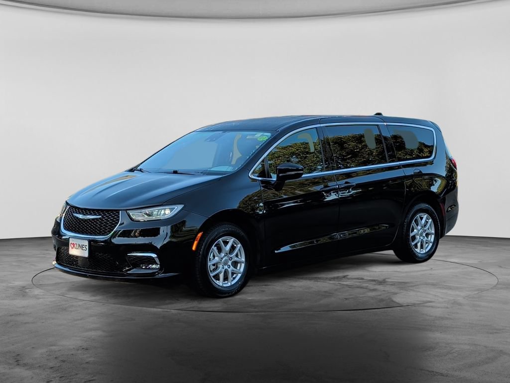 Used 2025 Chrysler Pacifica Select FWD image 3