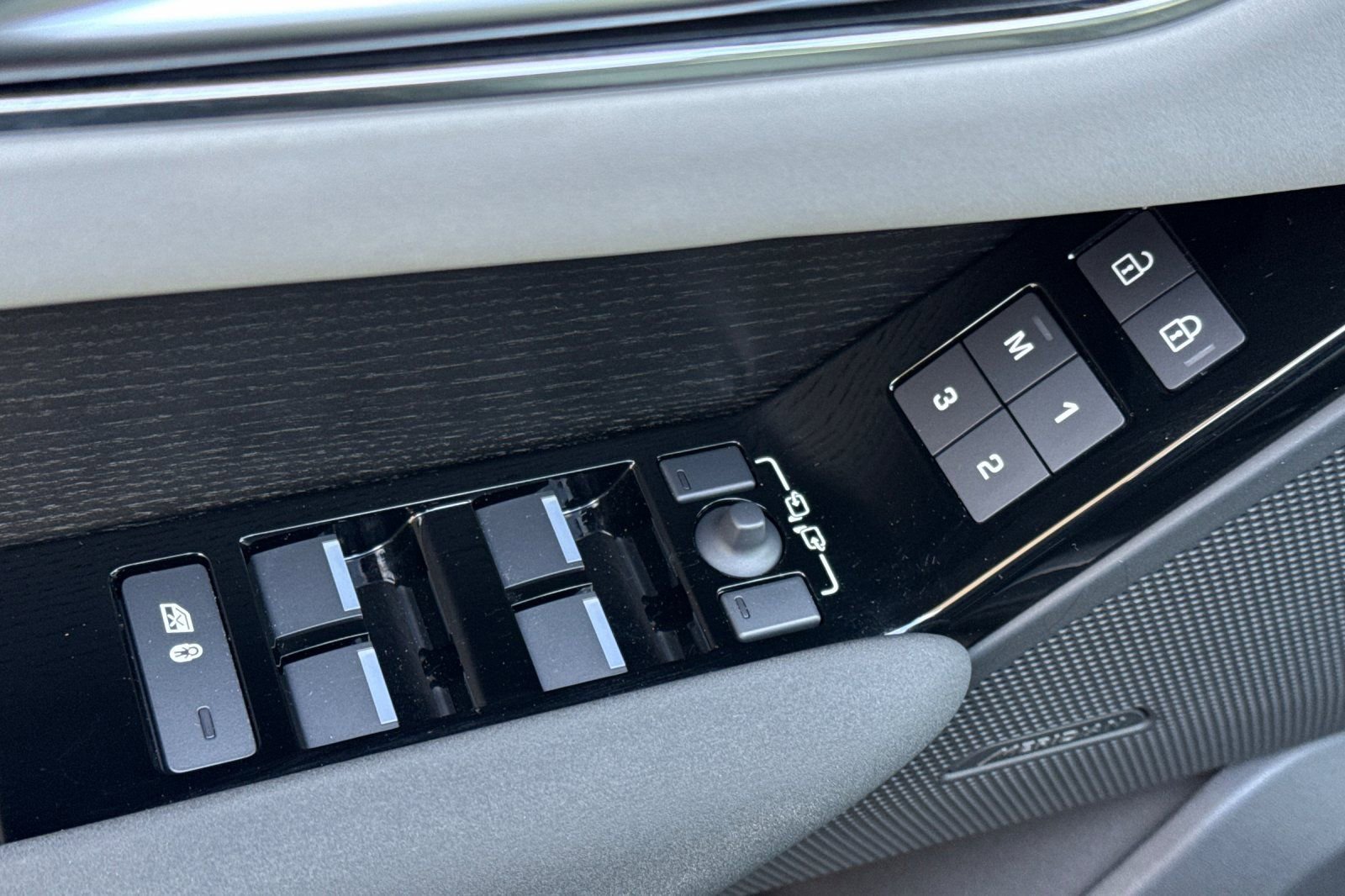 Used 2025 Land Rover Range Rover Velar Dynamic SE image 11