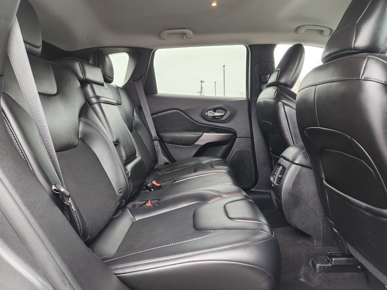 Used 2019 Jeep Cherokee Latitude Plus image 14