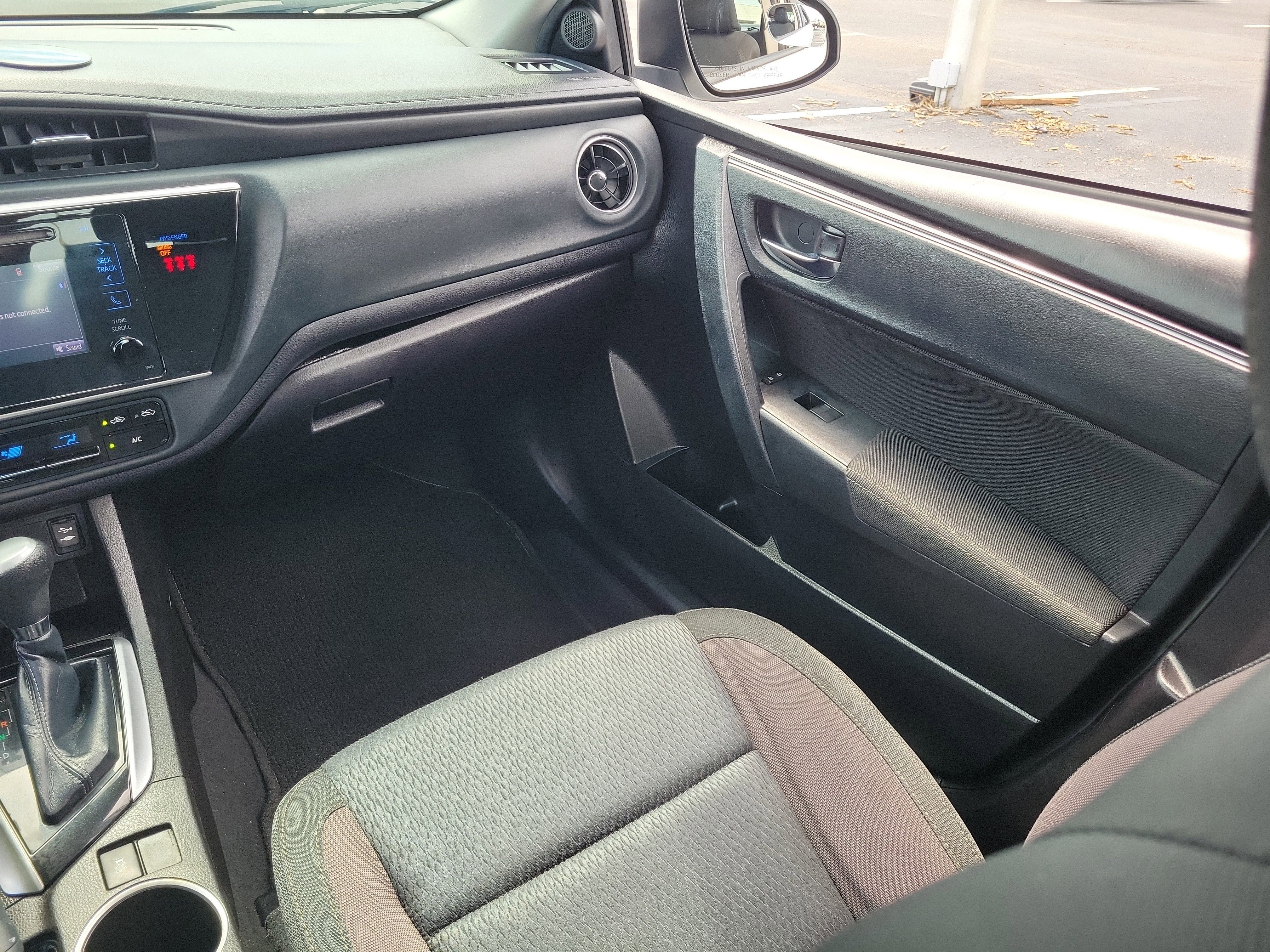 Used 2019 Toyota Corolla LE w/ Carpet Mat Package (TMS) FWD image 17