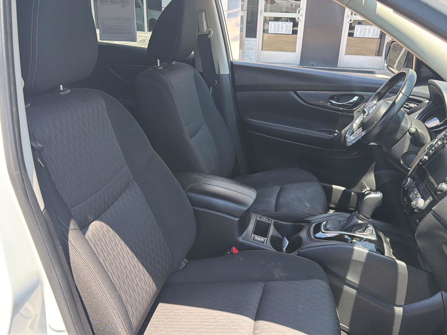 Used 2020 Nissan Rogue SV FWD image 4