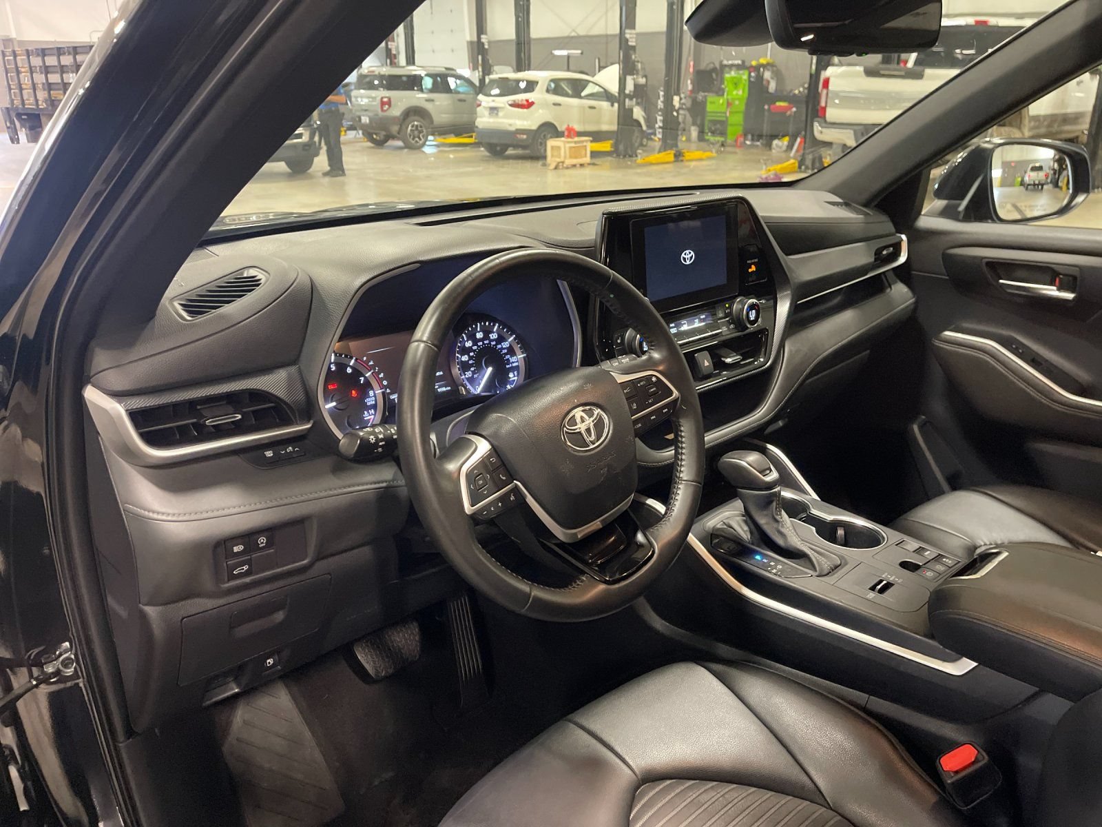Used 2023 Toyota Highlander XSE FWD image 11