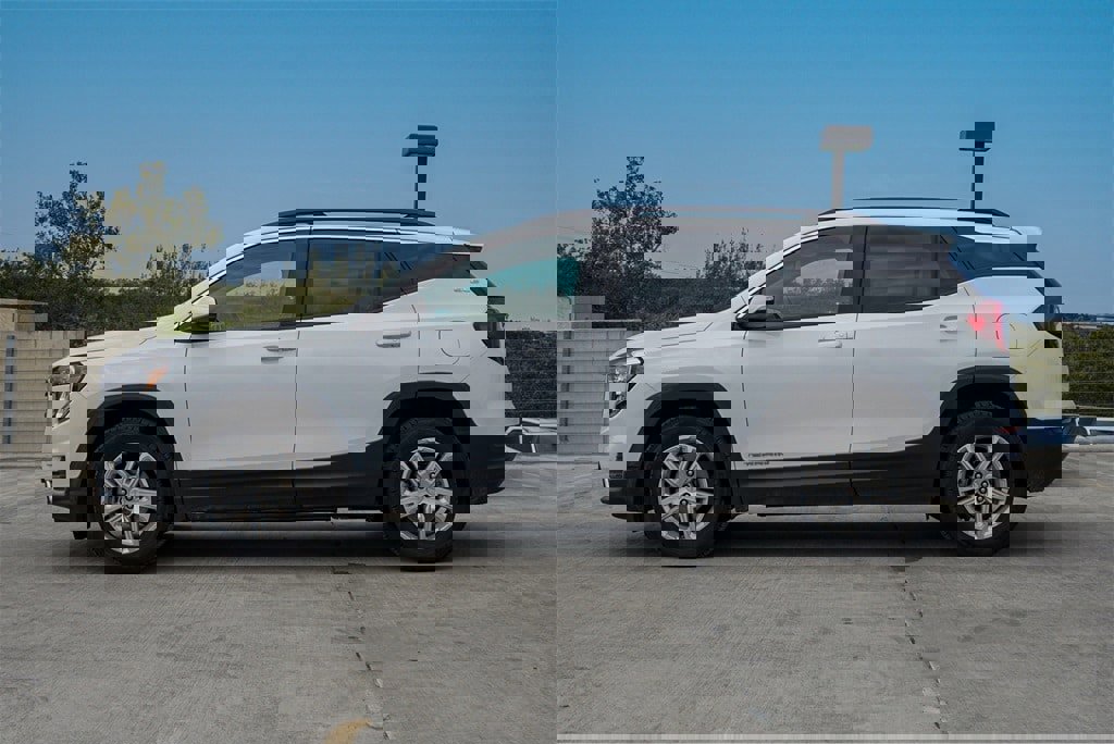 Used 2023 GMC Terrain SLE w/ Driver Convenience Package image 5