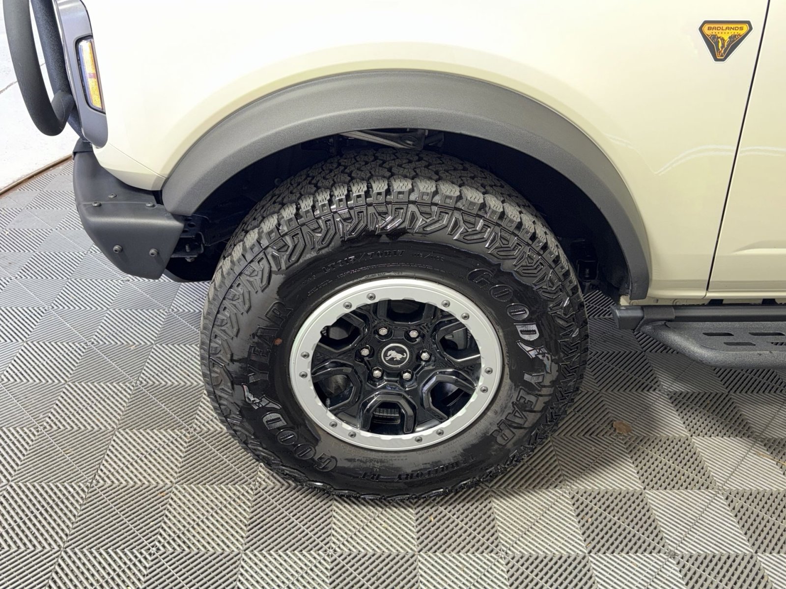 Used 2025 Ford Bronco Badlands image 12