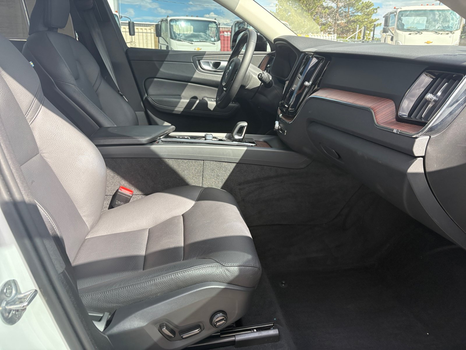 Used 2024 Volvo XC60 T8 Plus AWD/4WD image 29