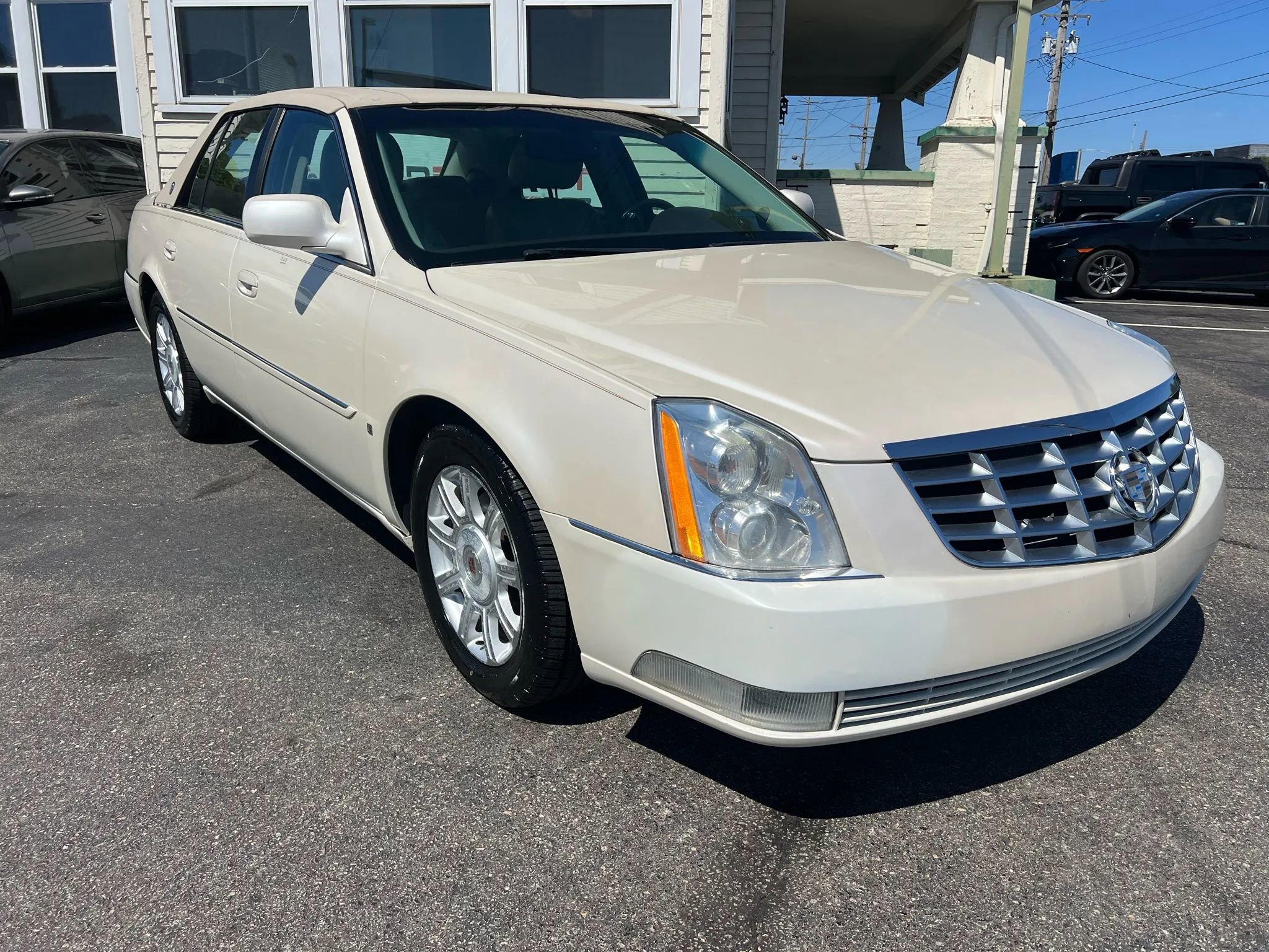 Used 2009 Cadillac DTS w/ Trunk Convenience Package FWD image 5