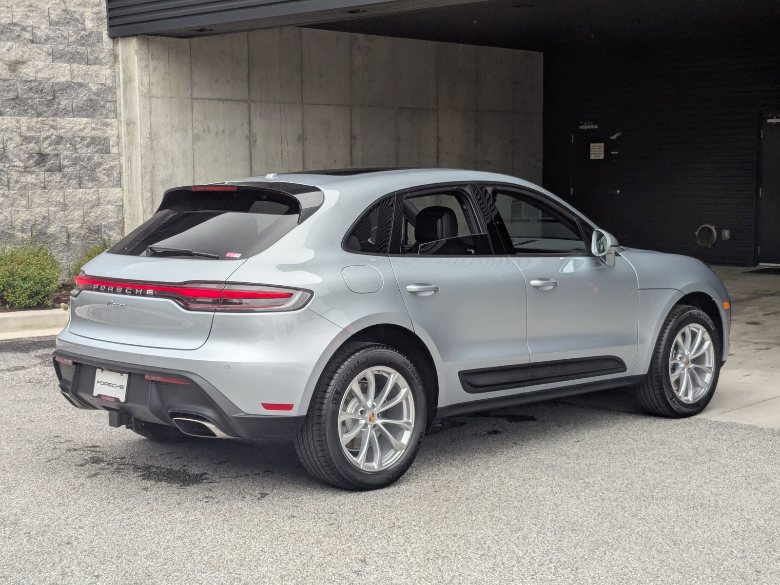 Used 2025 Porsche Macan image 9