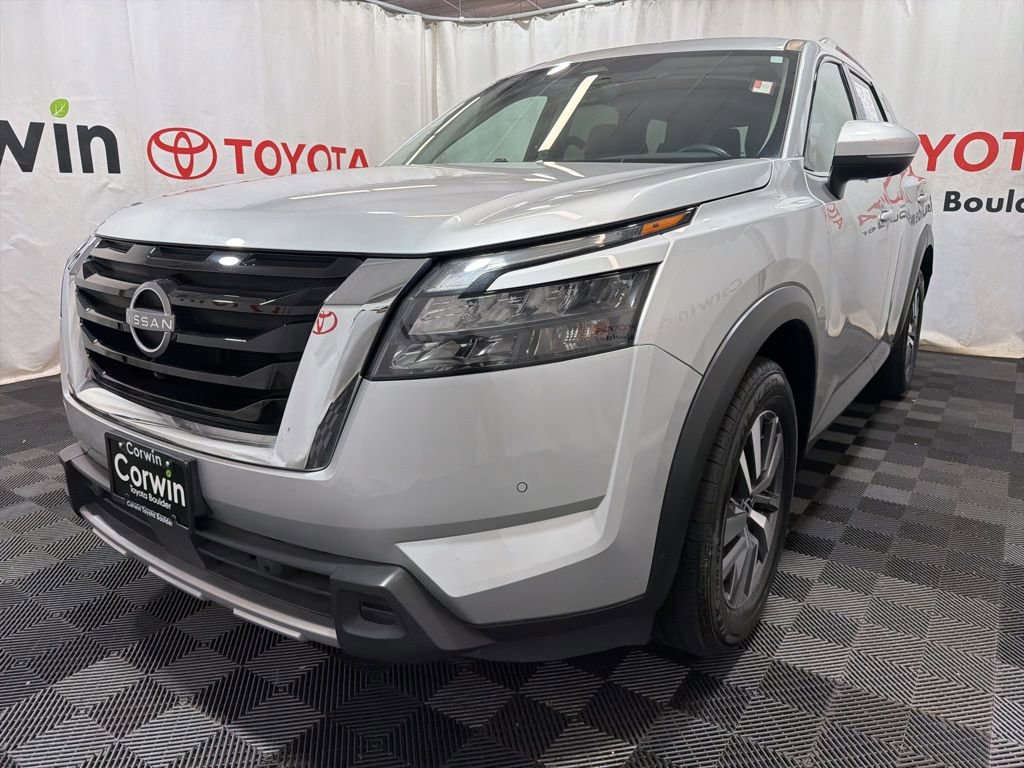 Used 2025 Nissan Pathfinder SL AWD/4WD image 3