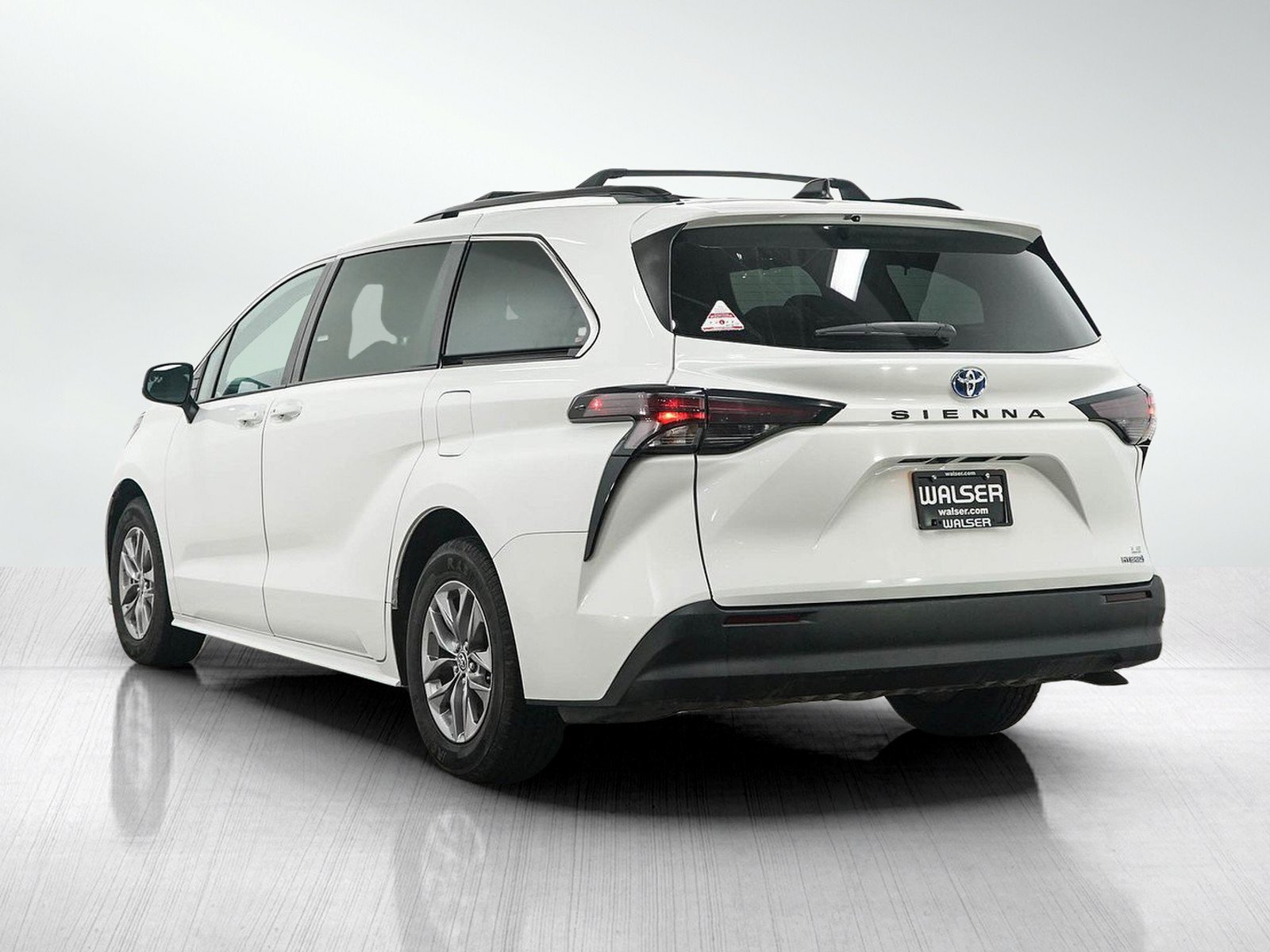 Used 2024 Toyota Sienna LE FWD image 3