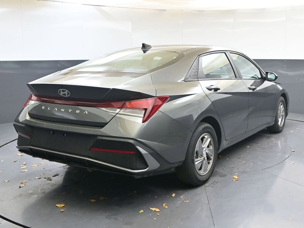 Used 2025 Hyundai Elantra SE image 5