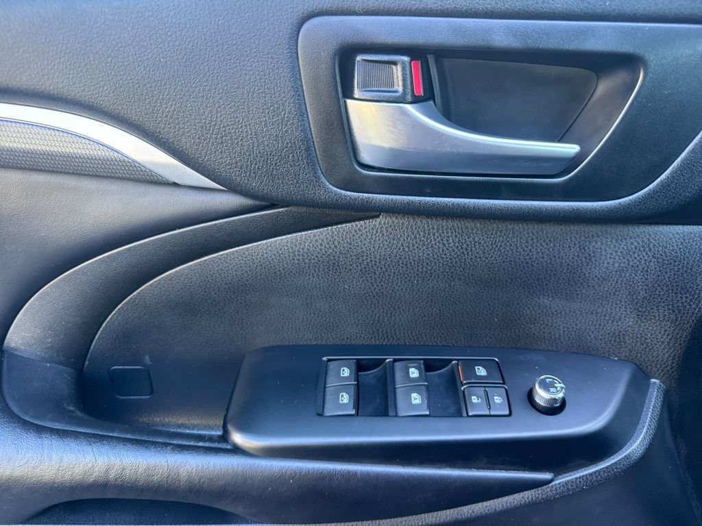 Used 2019 Toyota Highlander SE AWD/4WD image 12