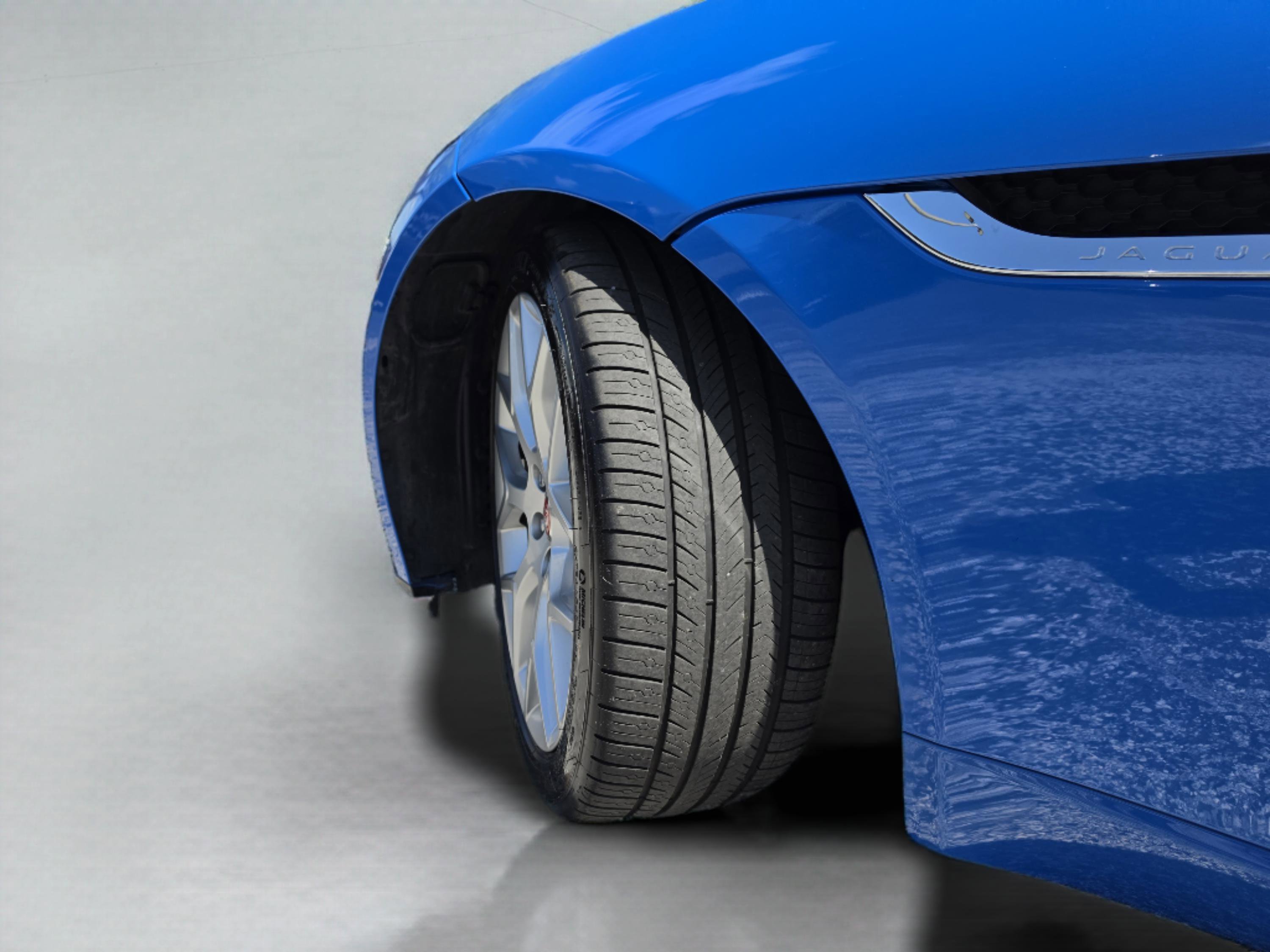 Used 2018 Jaguar F-TYPE Convertible image 37