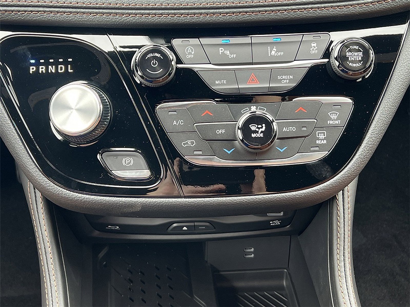 New 2026 Chrysler Pacifica Pinnacle image 6