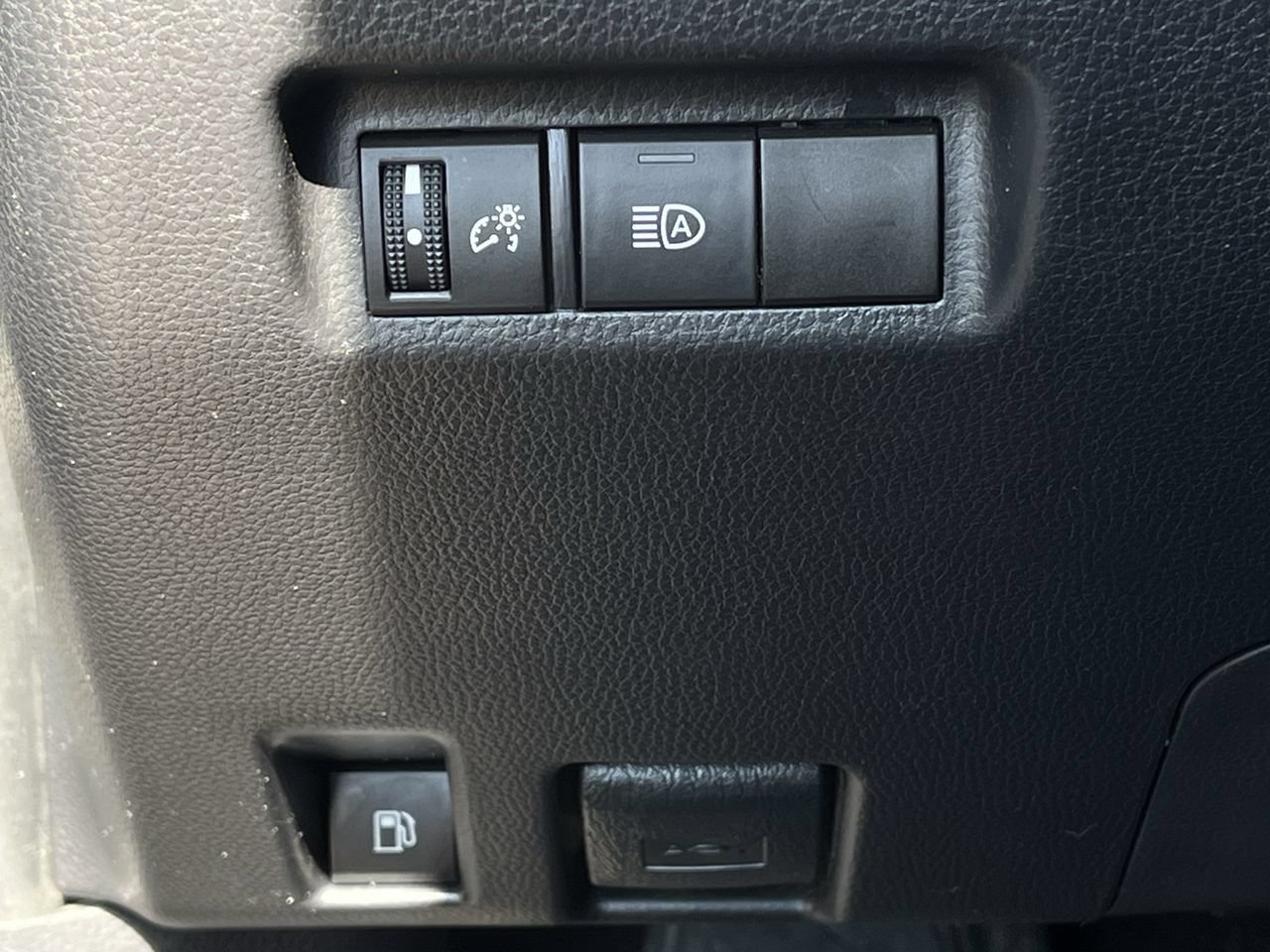 Used 2025 Toyota RAV4 LE AWD/4WD image 20
