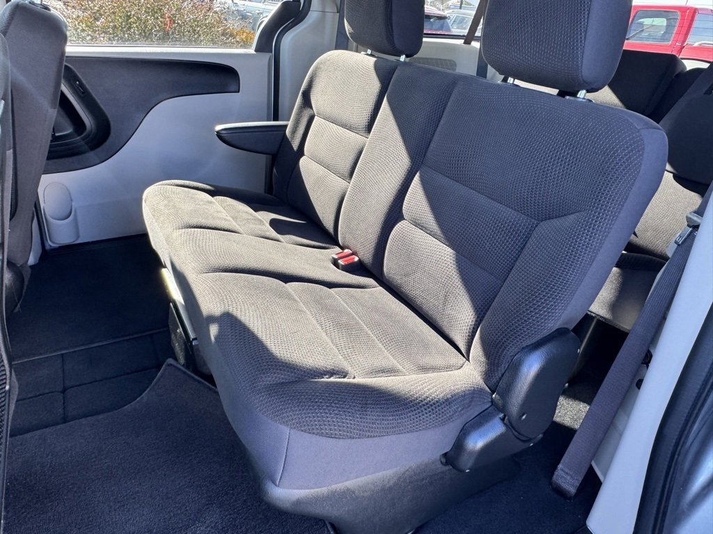 Used 2018 Dodge Grand Caravan SE w/ UConnect Hands-Free Group image 25