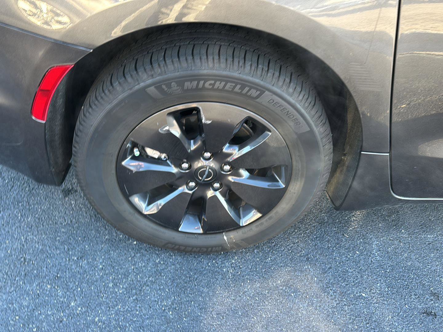 Used 2020 Chrysler Pacifica Touring-L w/ S Appearance Package image 33