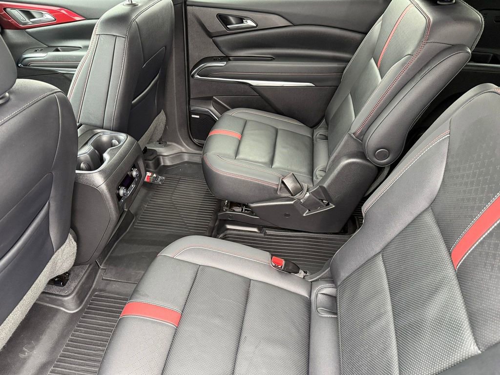 Used 2025 Chevrolet Traverse RS image 14