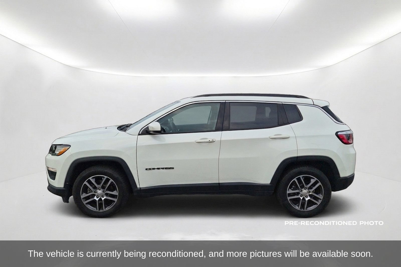 Used 2018 Jeep Compass Latitude w/ Popular Equipment Group FWD image 9