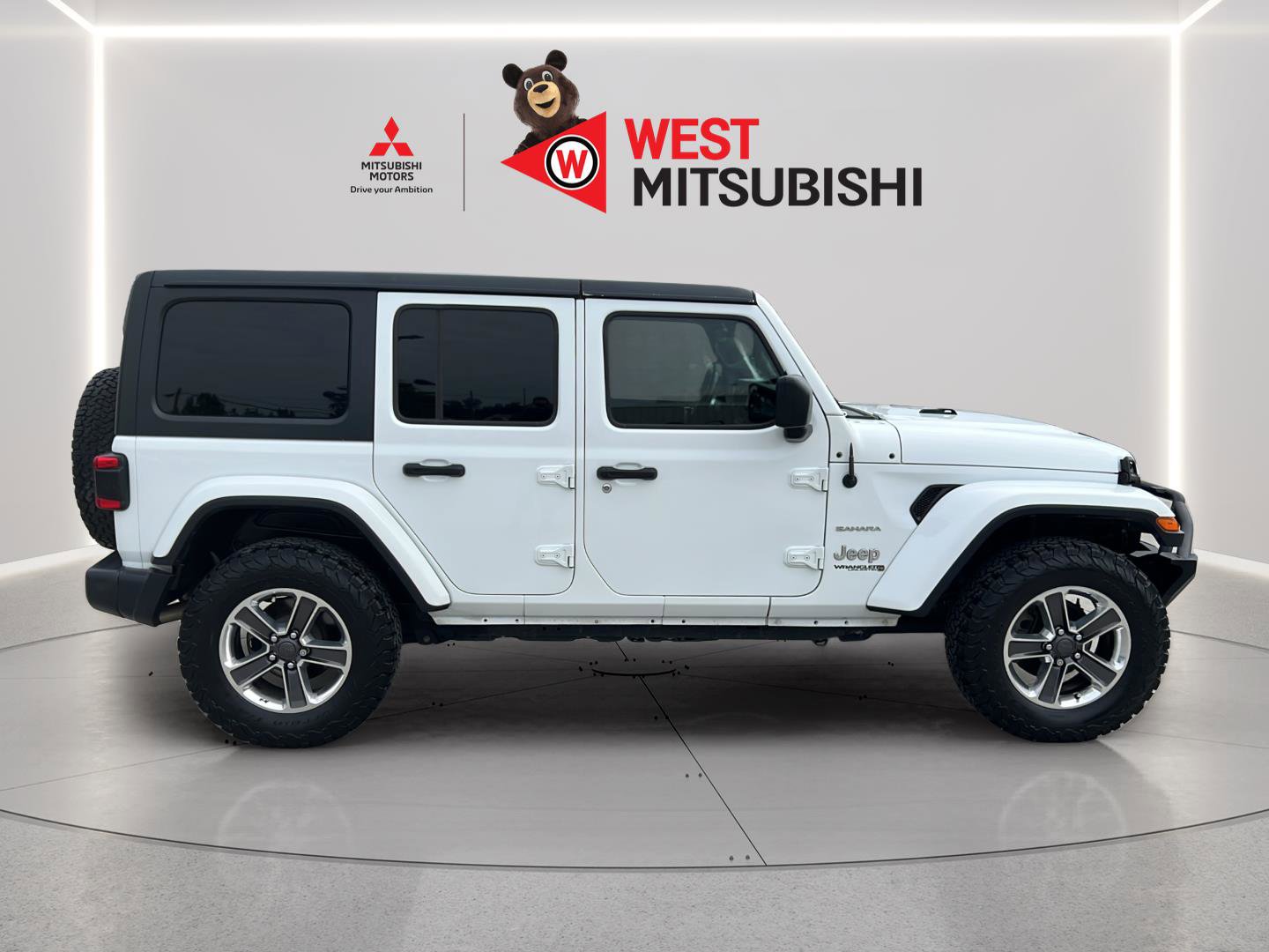 Used 2018 Jeep Wrangler Unlimited Sahara AWD/4WD image 6