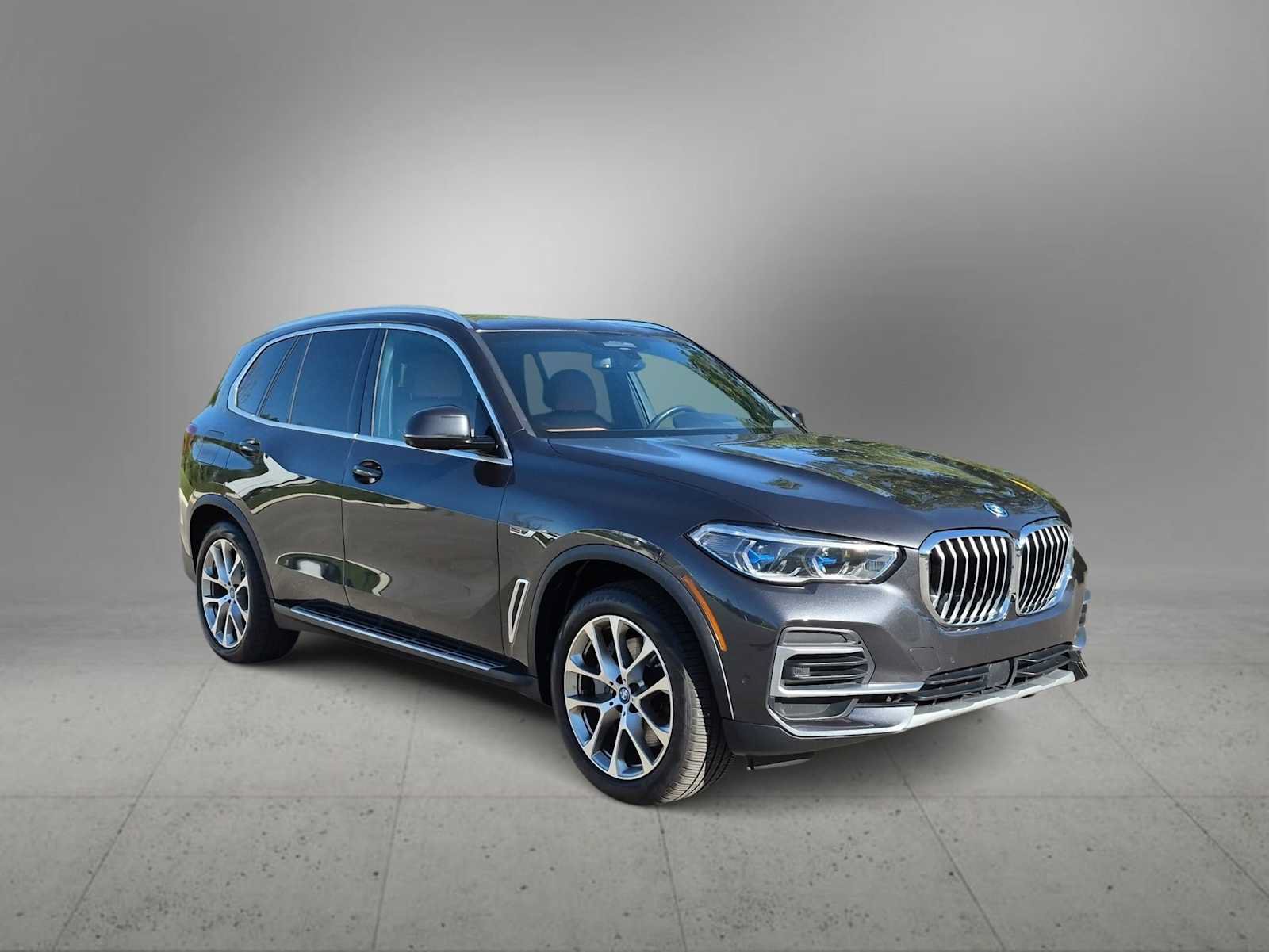 Used 2022 BMW X5 xDrive45e w/ Executive Package AWD/4WD image 2