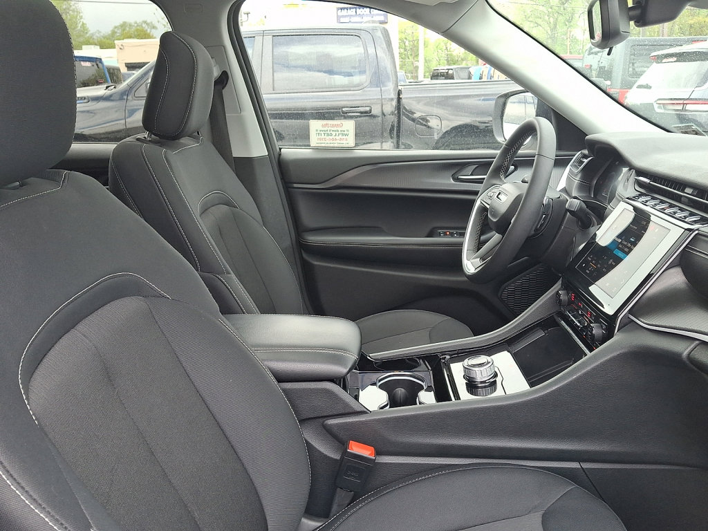 Used 2023 Jeep Grand Cherokee Laredo w/ Luxury Tech Group I AWD/4WD image 11