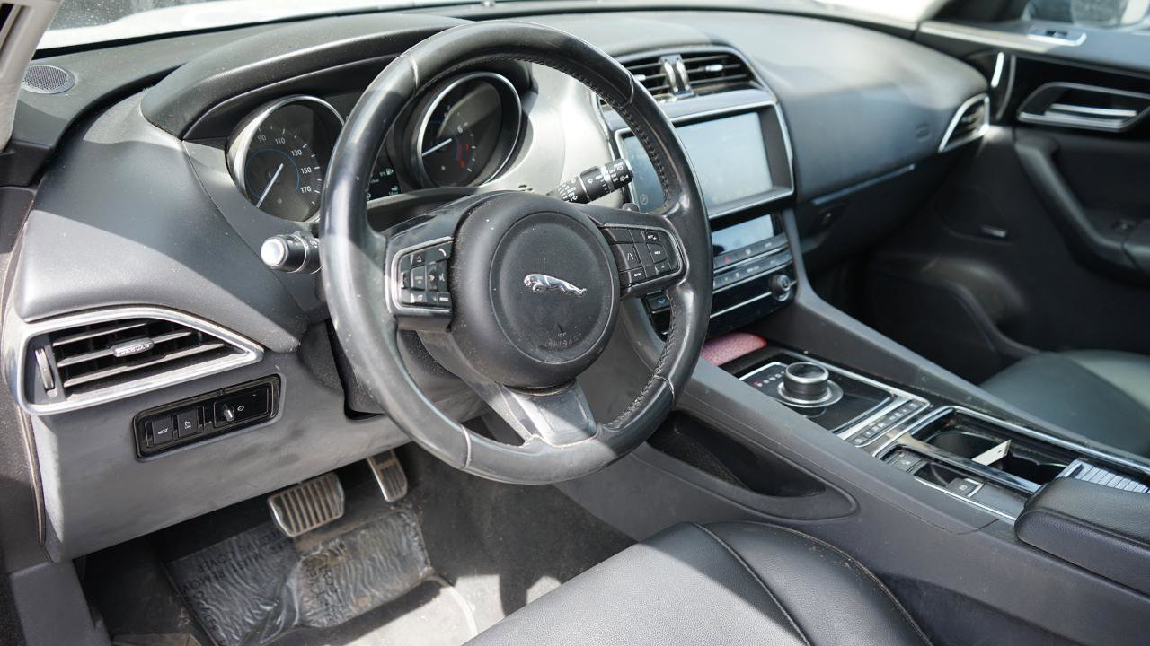 Used 2019 Jaguar F-PACE image 3