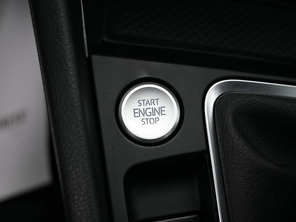 Used 2025 Volkswagen Jetta SE w/ Black Wheel Package image 26