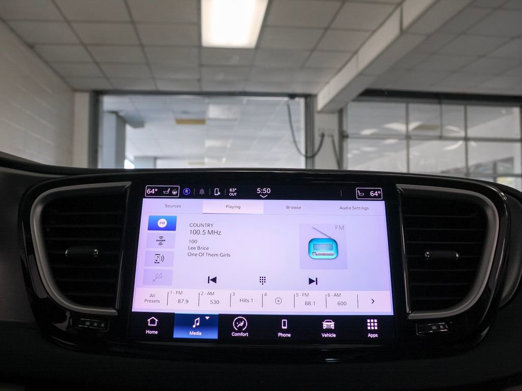 Certified 2024 Chrysler Pacifica Touring-L image 17