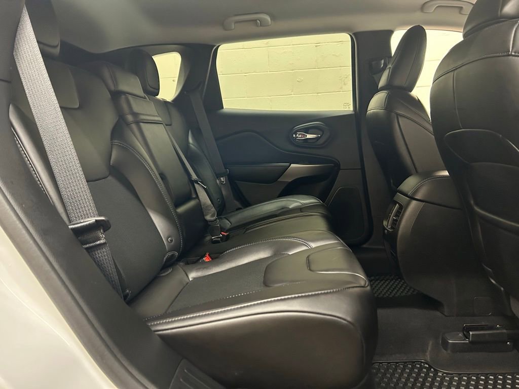 Used 2019 Jeep Cherokee Latitude Plus w/ Cold Weather Group image 9