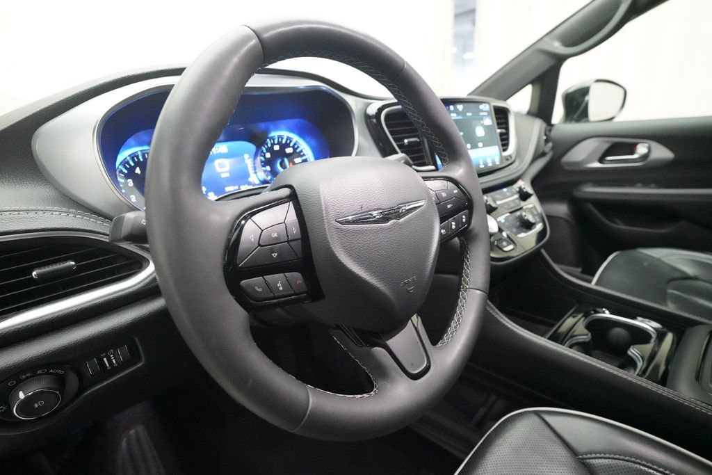 Used 2025 Chrysler Pacifica Limited FWD image 8