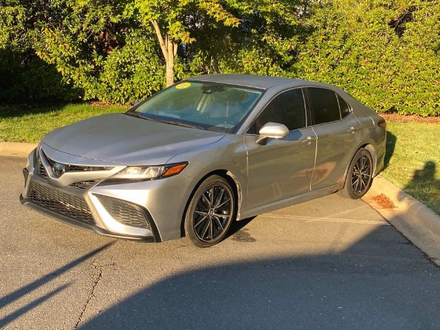 Used 2022 Toyota Camry SE FWD image 3