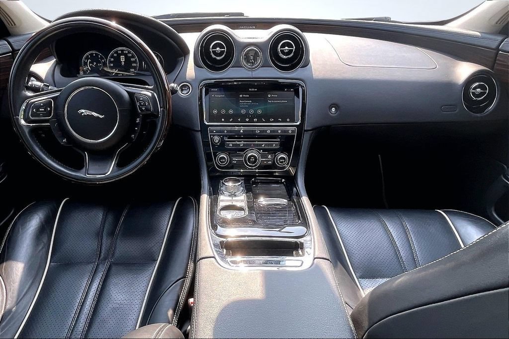 Used 2018 Jaguar XJ R-Sport RWD image 9