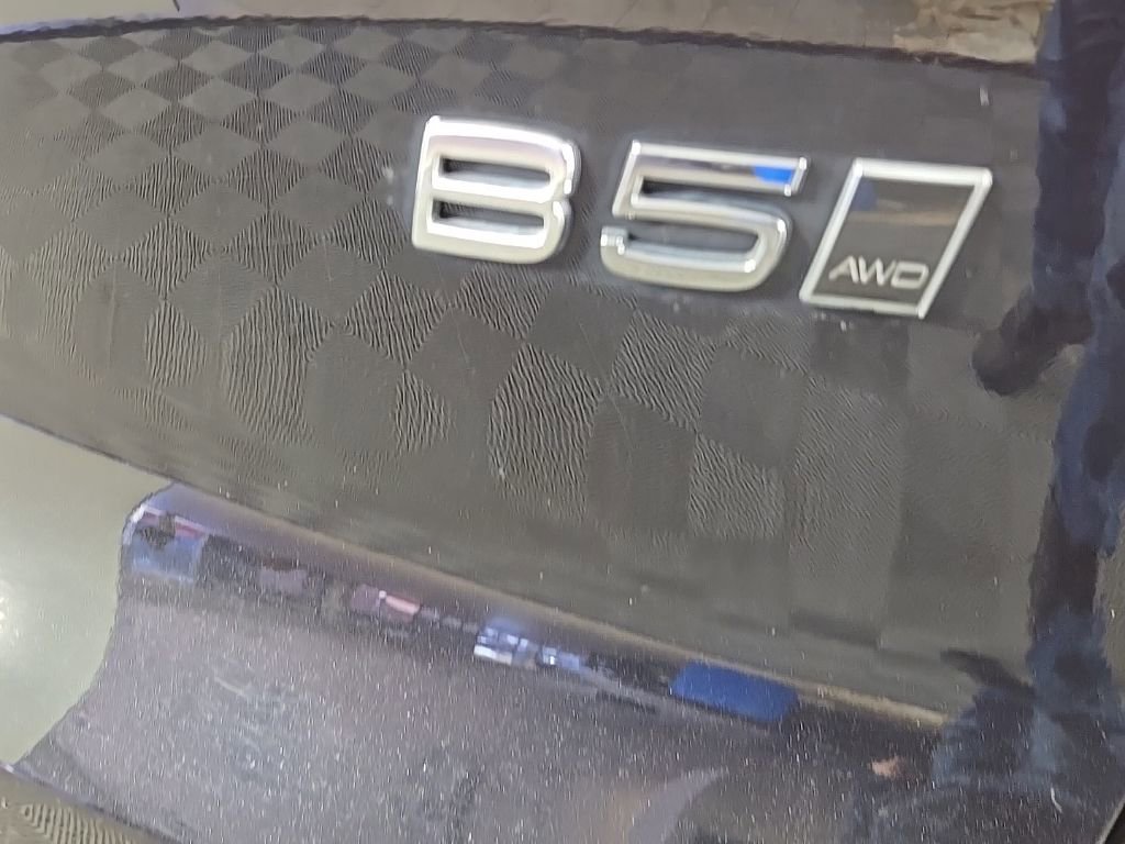 Certified 2024 Volvo XC40 B5 Plus w/ Climate Package image 6