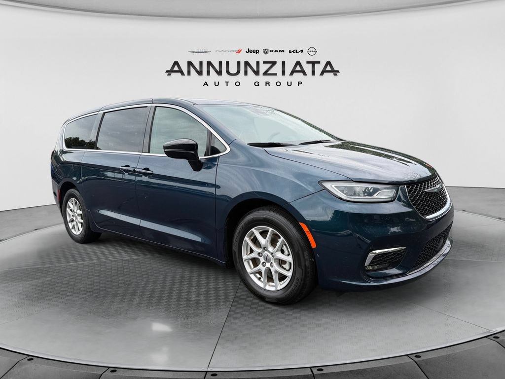 Used 2025 Chrysler Pacifica Select FWD image 7