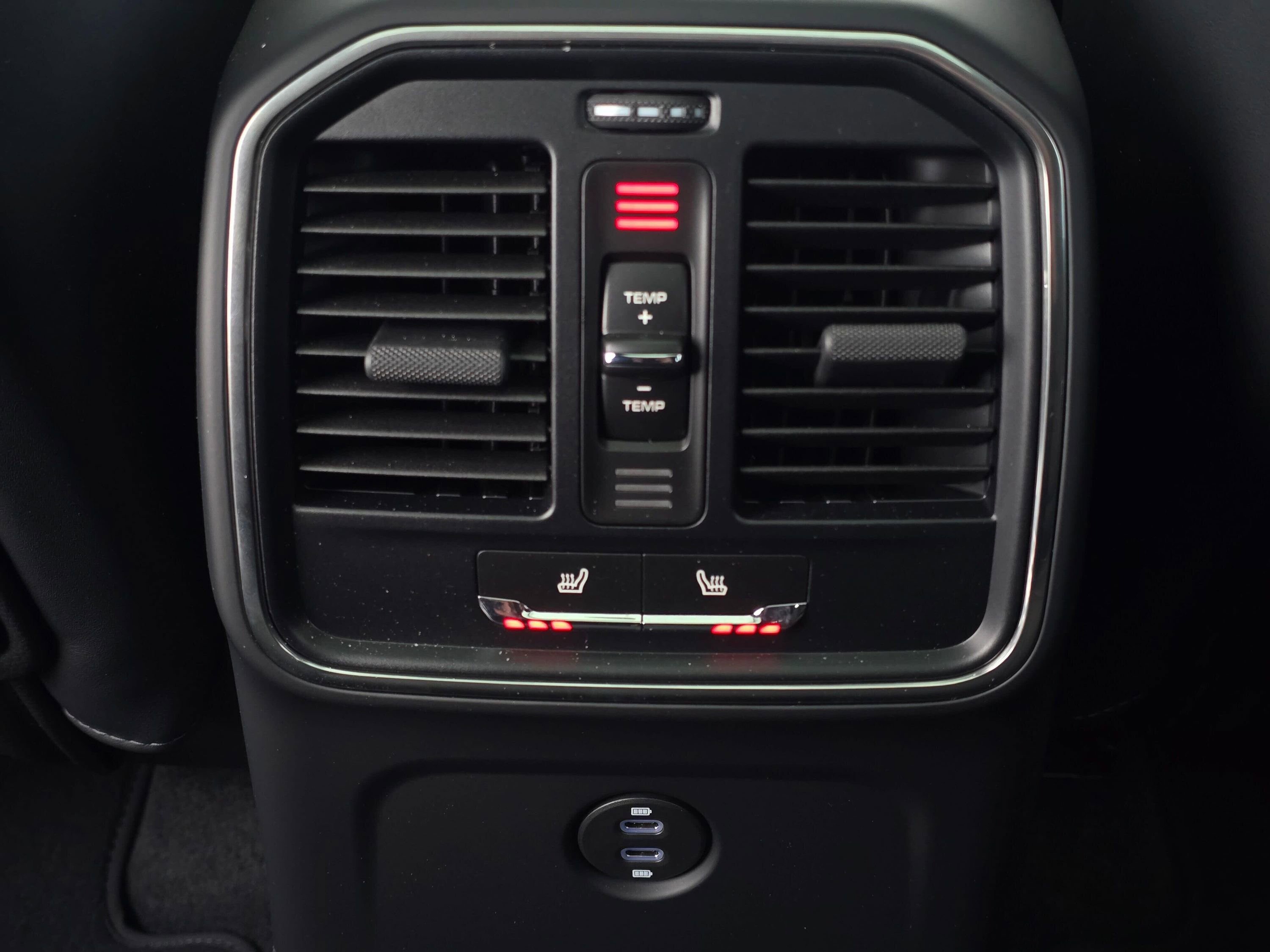 Used 2025 Porsche Macan image 18