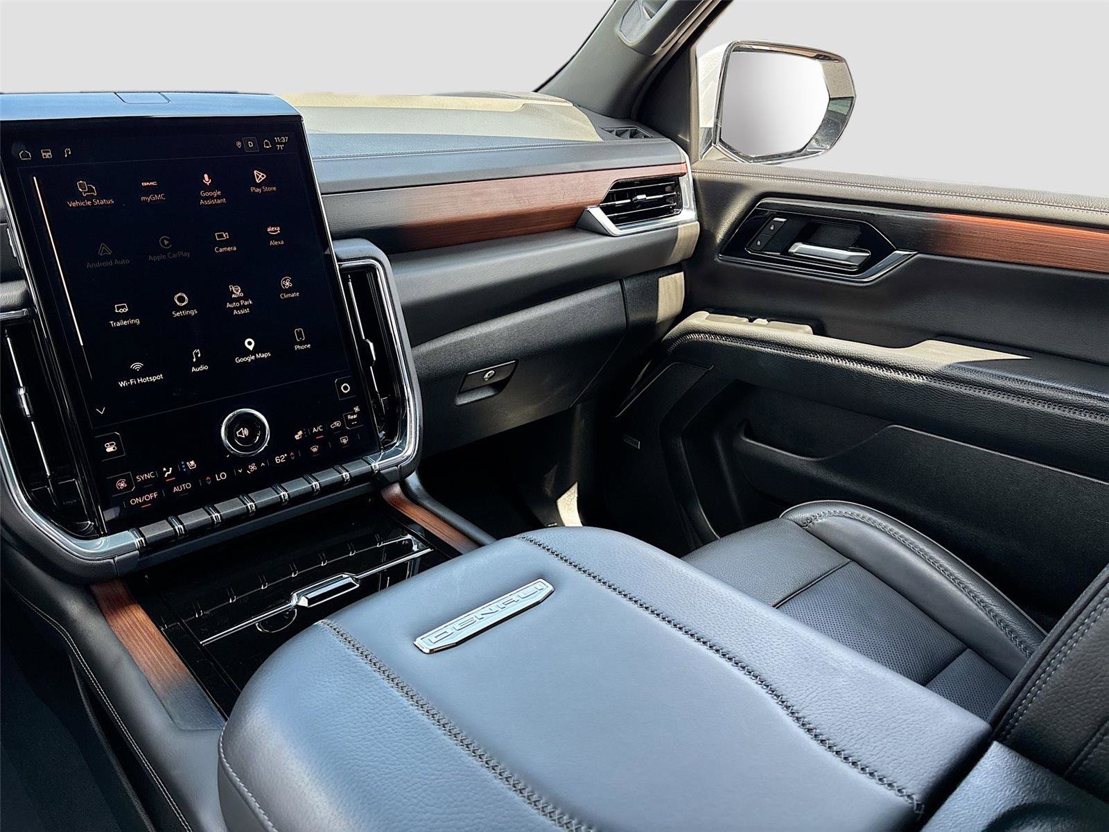 Used 2025 GMC Yukon Denali RWD image 24