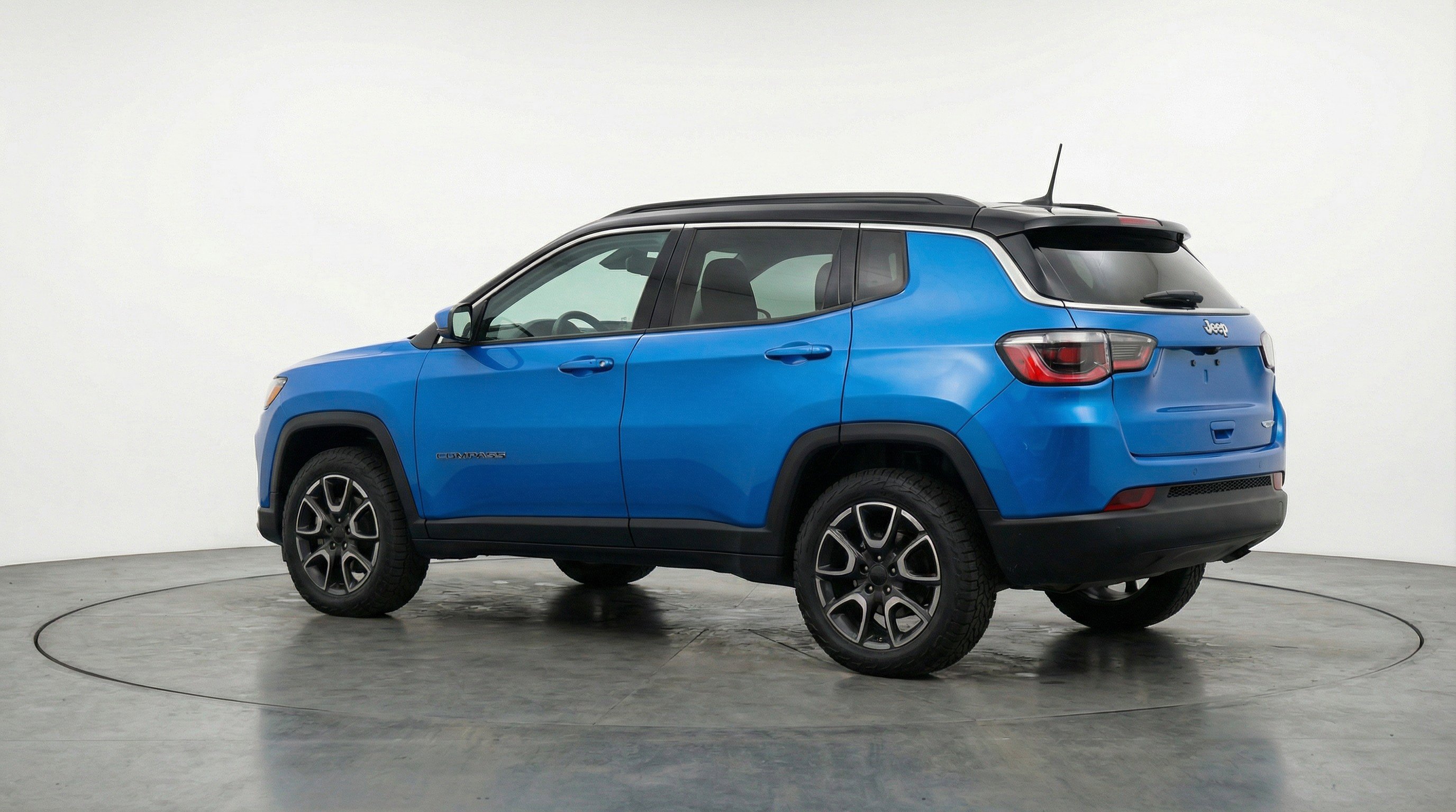 Used 2025 Jeep Compass Trailhawk image 6