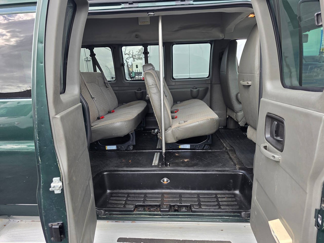 Used 2011 Chevrolet Express 3500 LS RWD image 16