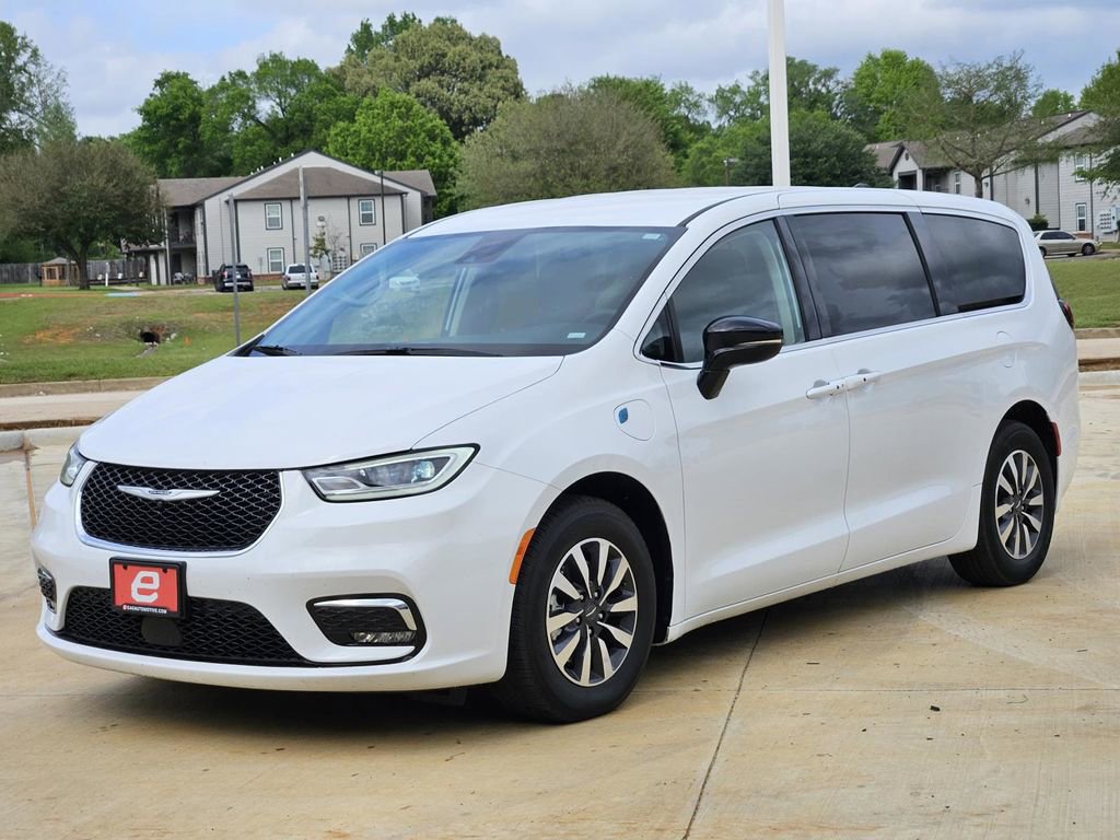 Used 2024 Chrysler Pacifica Select image 3