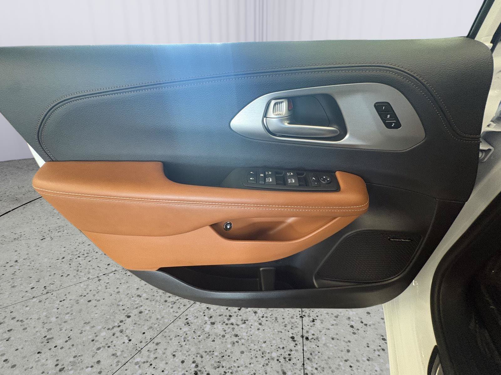 Used 2024 Chrysler Pacifica Pinnacle FWD image 29