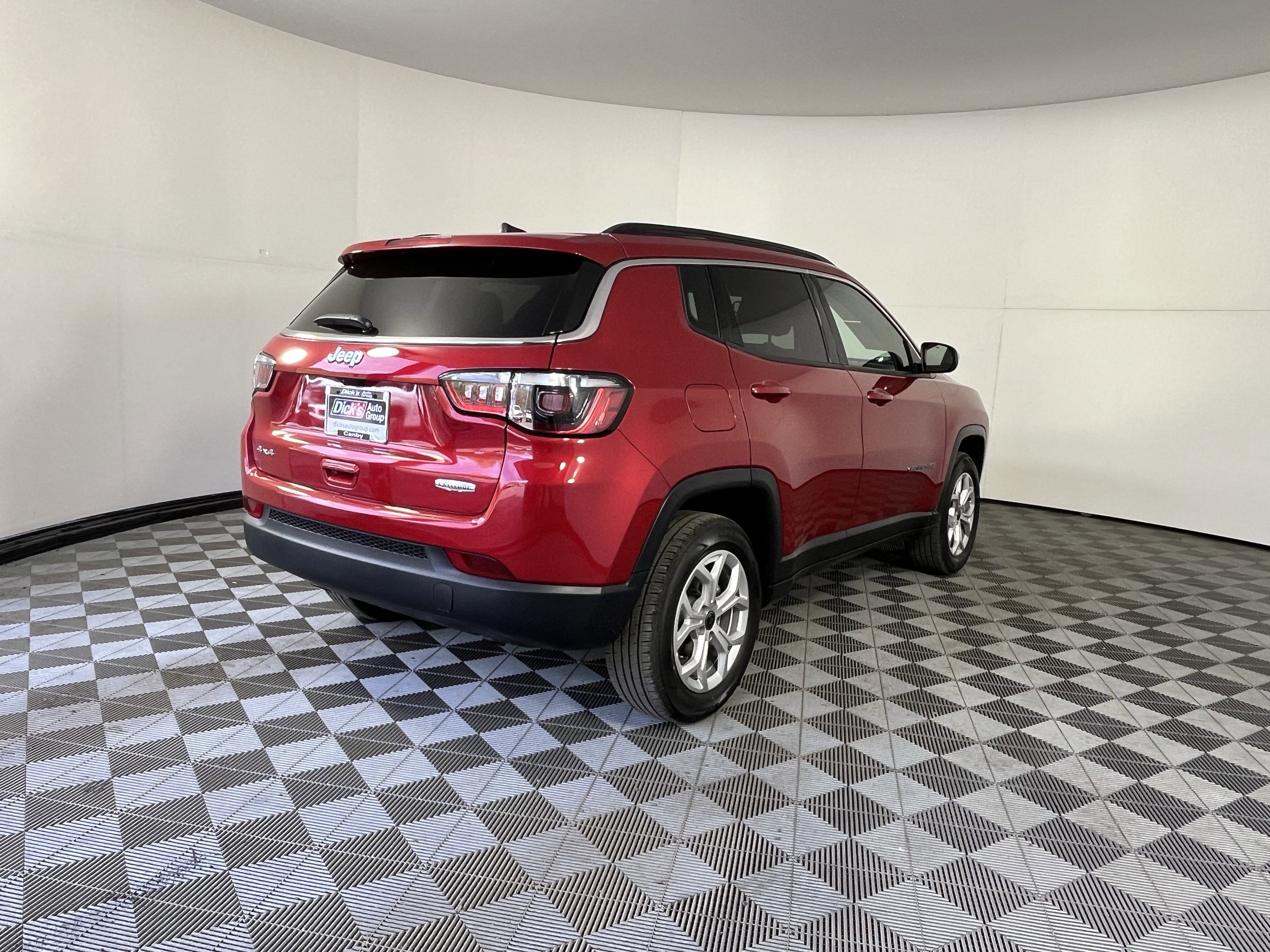 Used 2025 Jeep Compass Latitude w/ Sun & Sound Group image 4