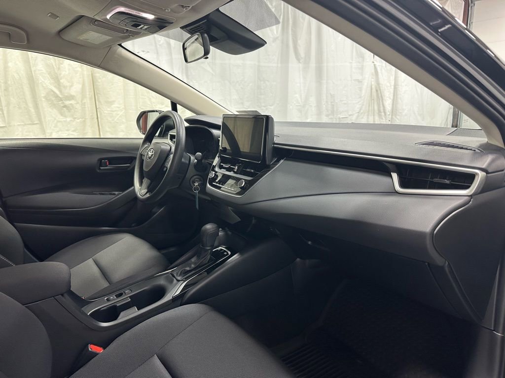Used 2025 Toyota Corolla LE image 61