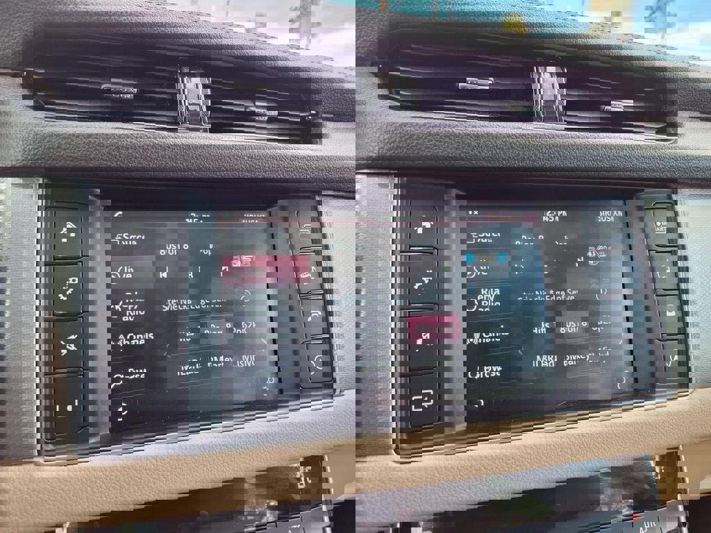 Used 2018 Jaguar XF Premium image 8