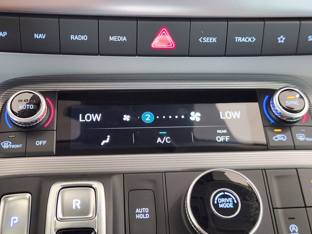 Used 2025 Hyundai Santa Fe Limited FWD image 19