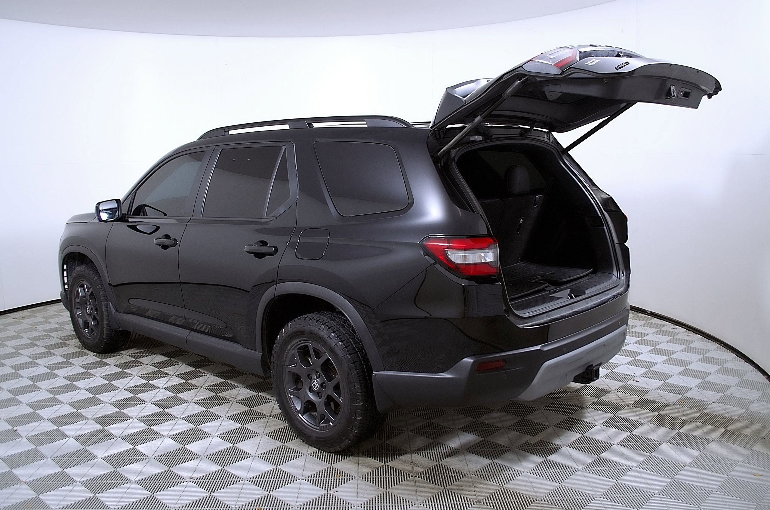 Used 2025 Honda Pilot TrailSport image 10