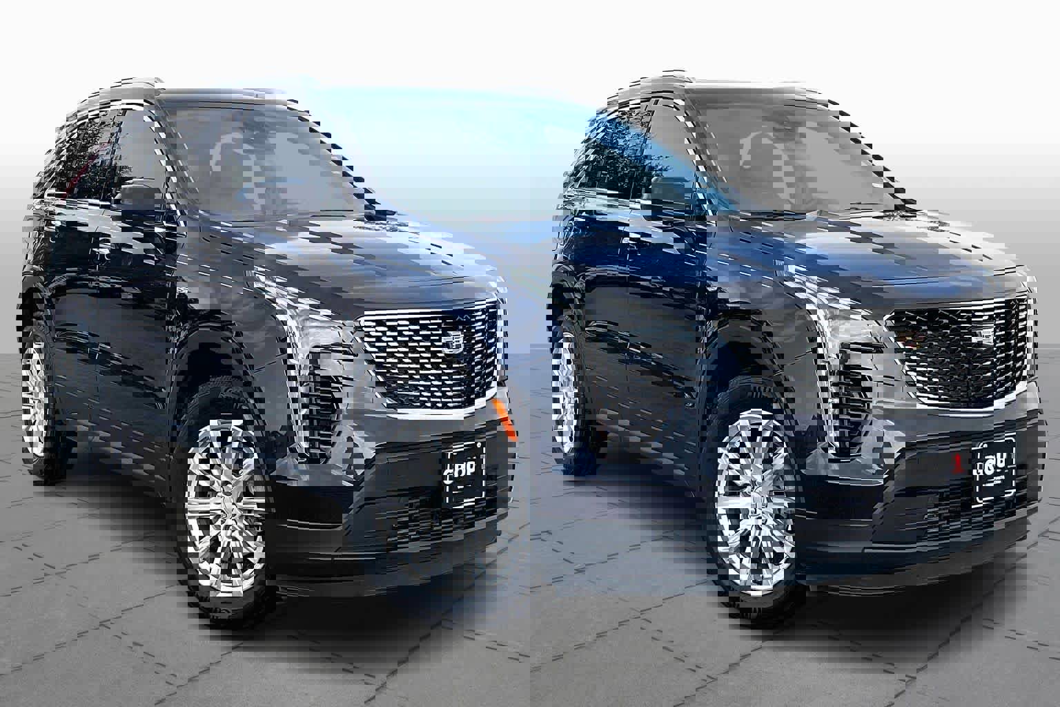 Used 2023 Cadillac XT4 Luxury w/ Cold Weather Package image 3