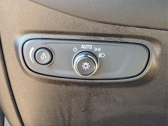 Used 2018 Chevrolet Equinox LT FWD image 17