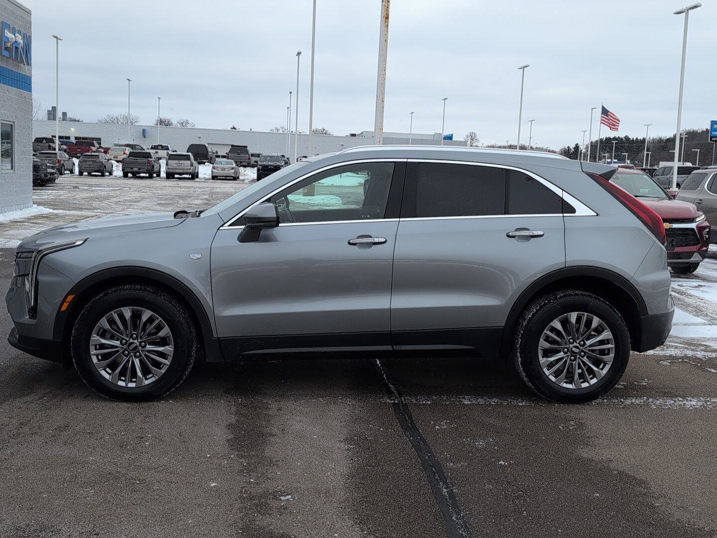 Used 2024 Cadillac XT4 Premium Luxury image 2