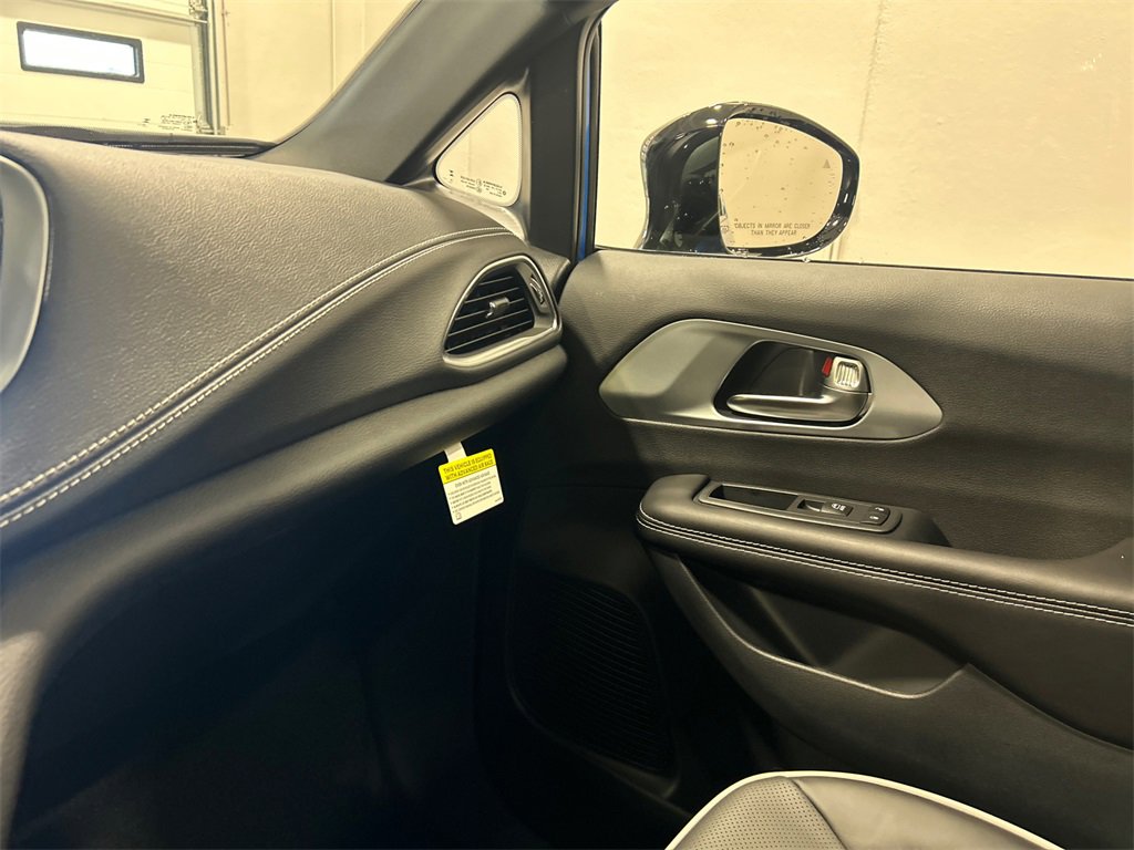 New 2026 Chrysler Pacifica Limited image 25